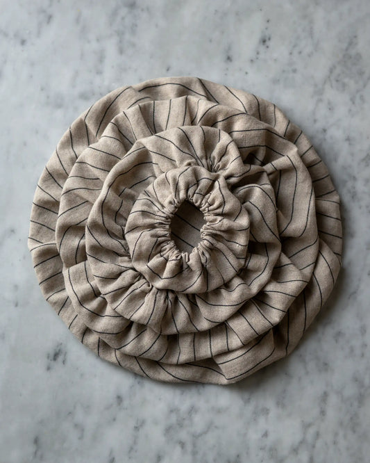 Handsydda skålöverdrag i 100% randigt linnetyg i olika storlekar.