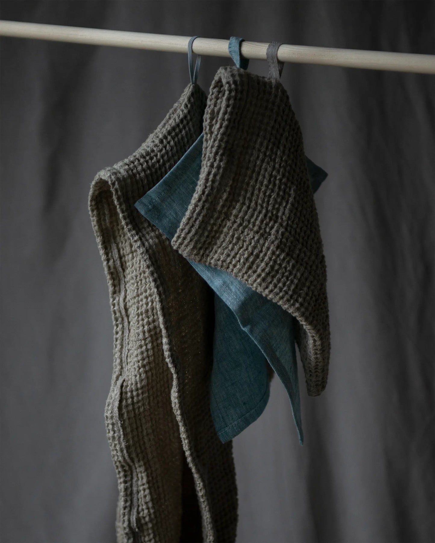 Hårturban i våfflat linne med ögla hänger på en pinne med tvättlappar i lin. 