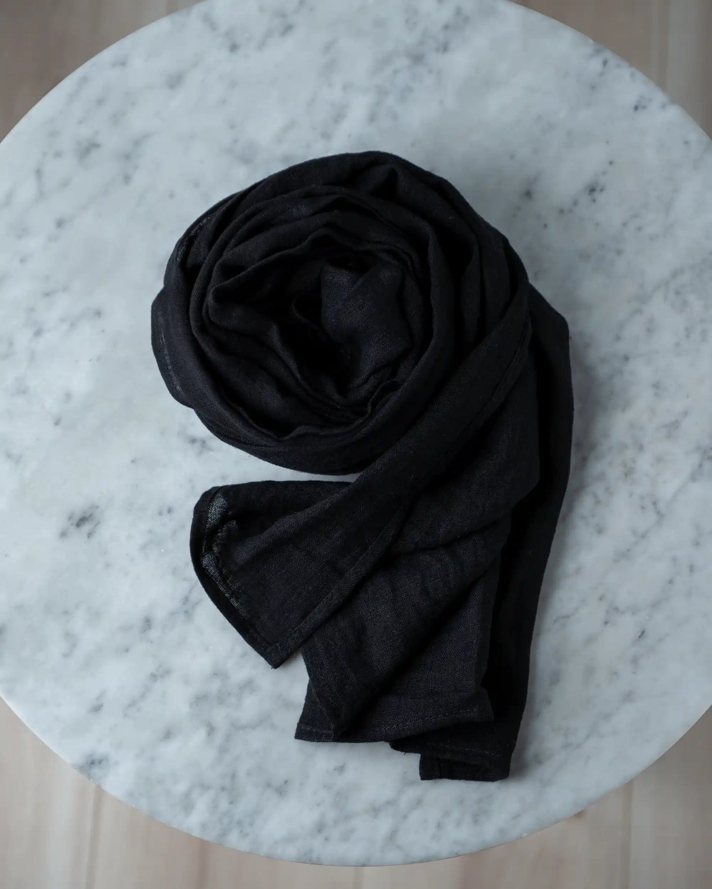 Handsydd scarf i svart lin.