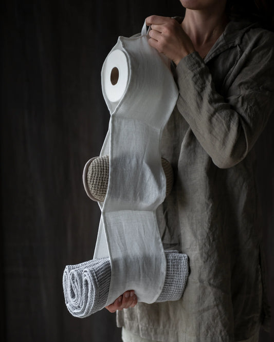 Handsydd förvaringshållare i linne med tre fack.