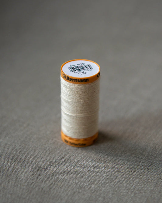 Tråckeltråd i naturfärg på rulle.