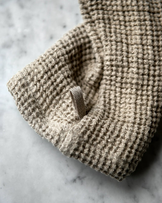 Tvättlapp i våfflat linne med ögla.