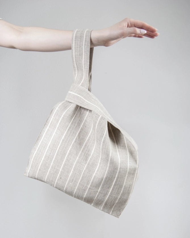 En handsytt grov tygpåse i japansk stil som är tillverkad i 100% linne.