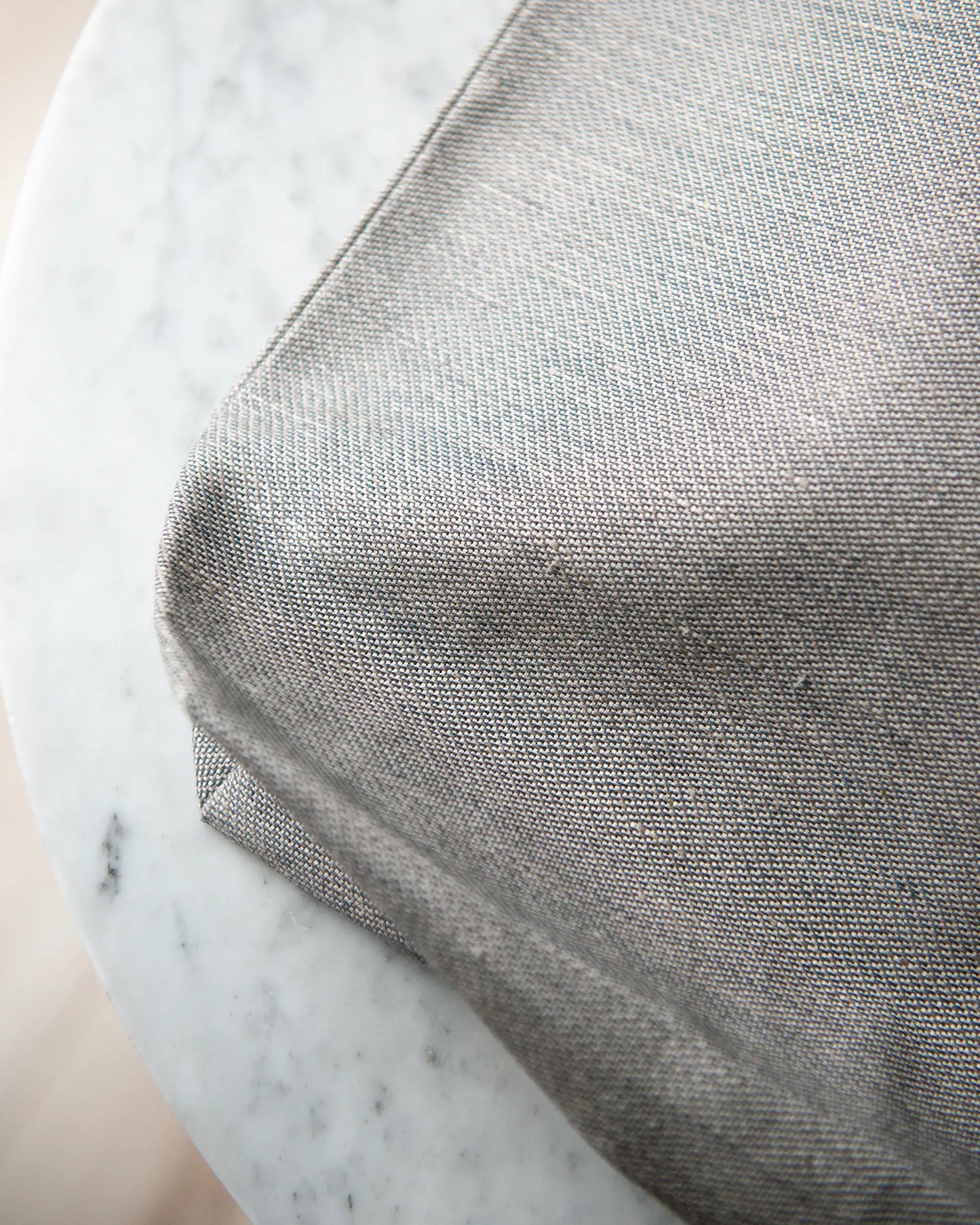 Handsydd grå tygpåse i 100% linne. 