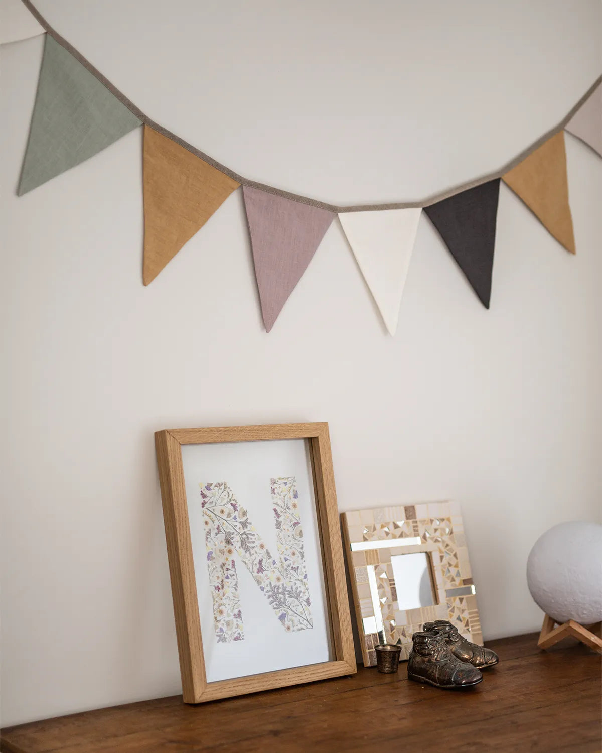 En girlang av vimplar i linne i olika färger.