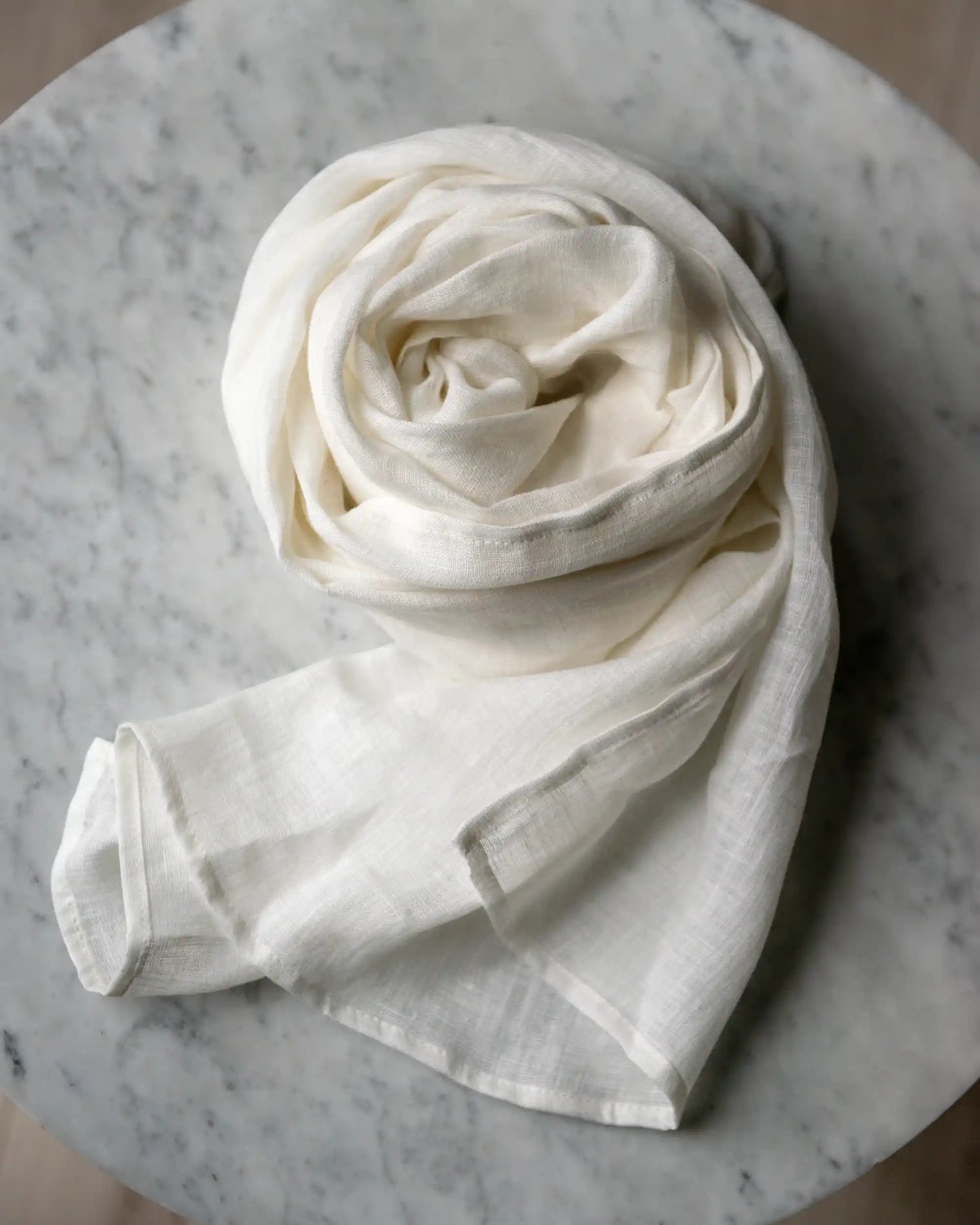 Handsydd linscarf i vit. 