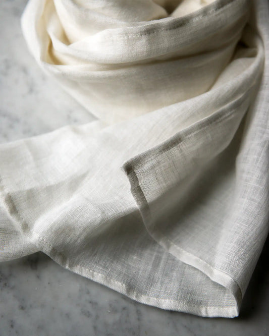 Handsydd linnesjal i 100% vit linne.