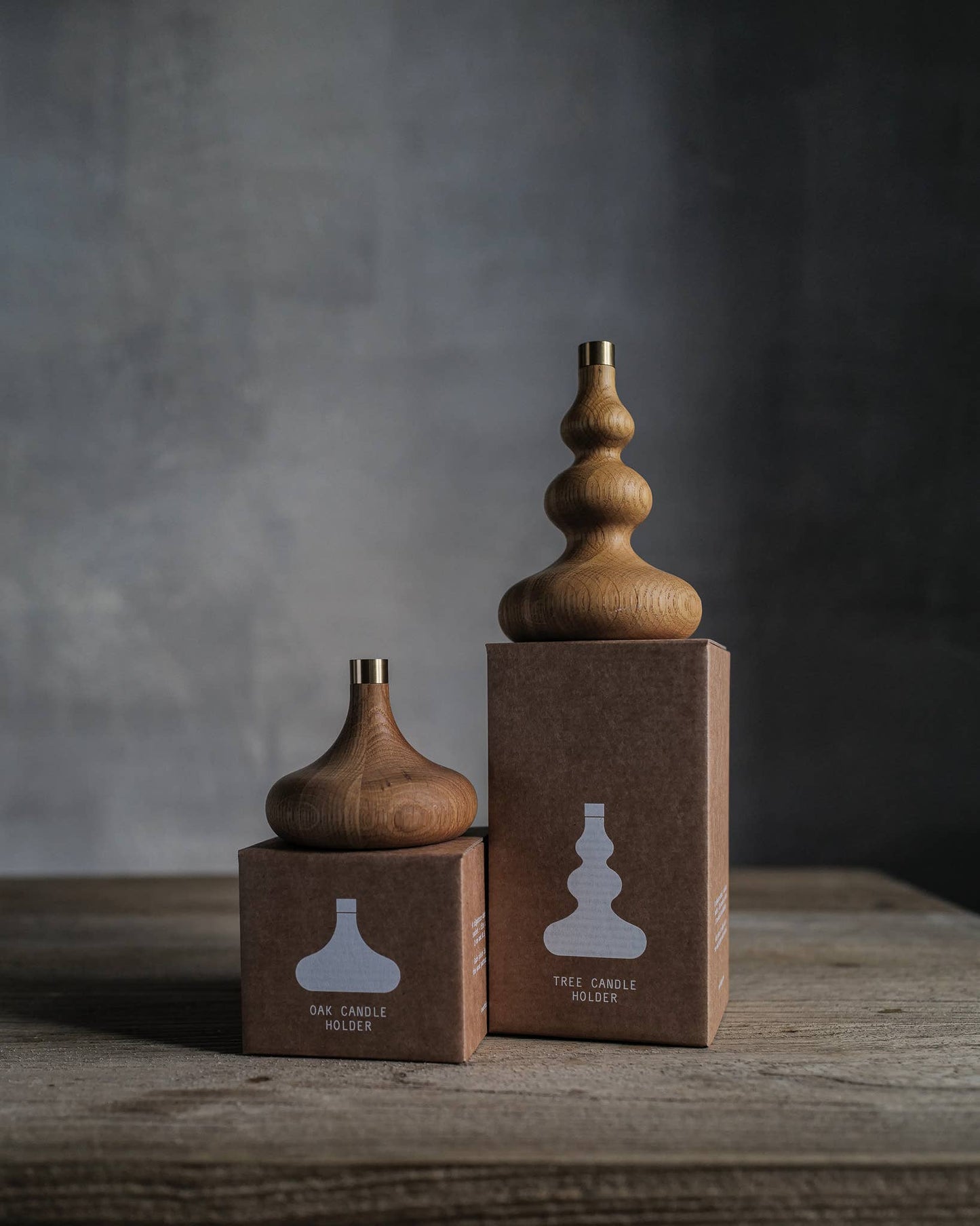 Olika former på ljusstakar i ek