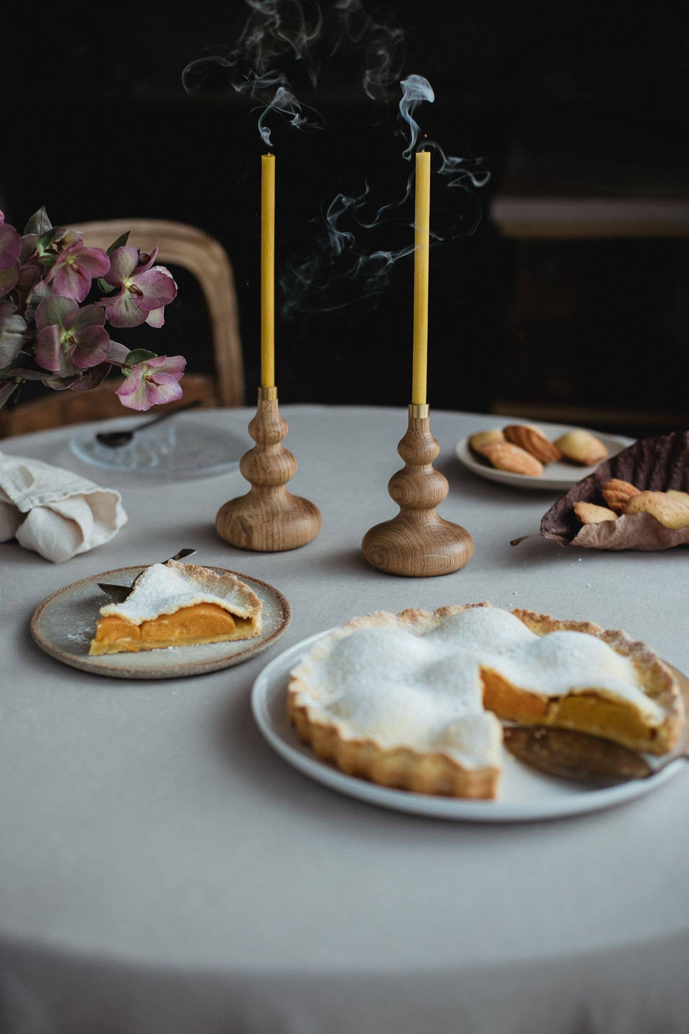 Ek ljusstakar på ett fikabord 