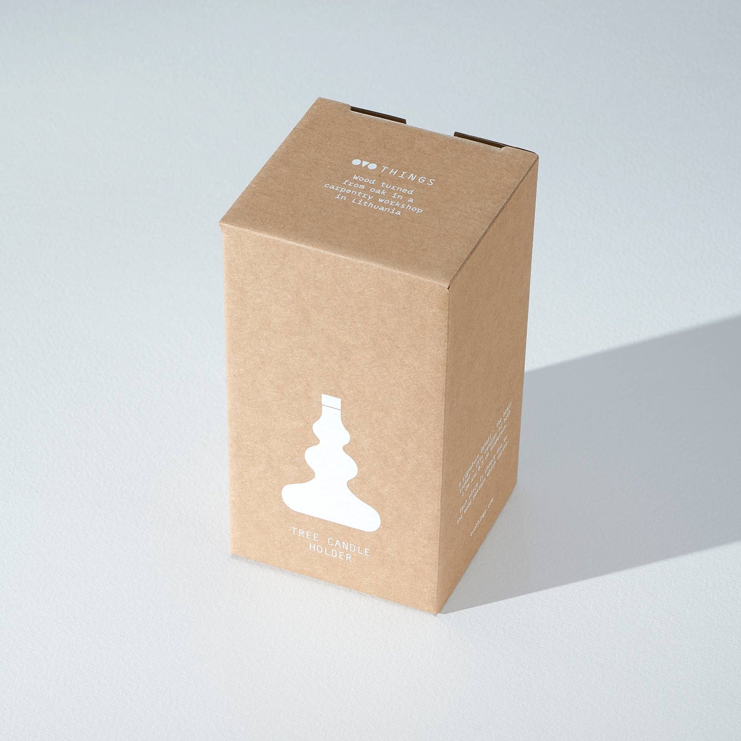 En kartong med en träljusstake 