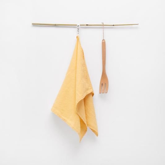 En smörgul linnehandduk