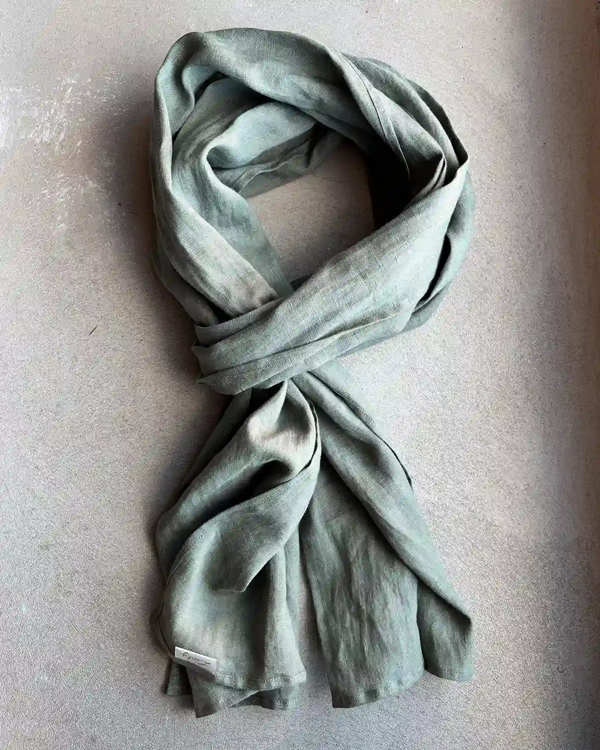 En olivgrön linnesjal