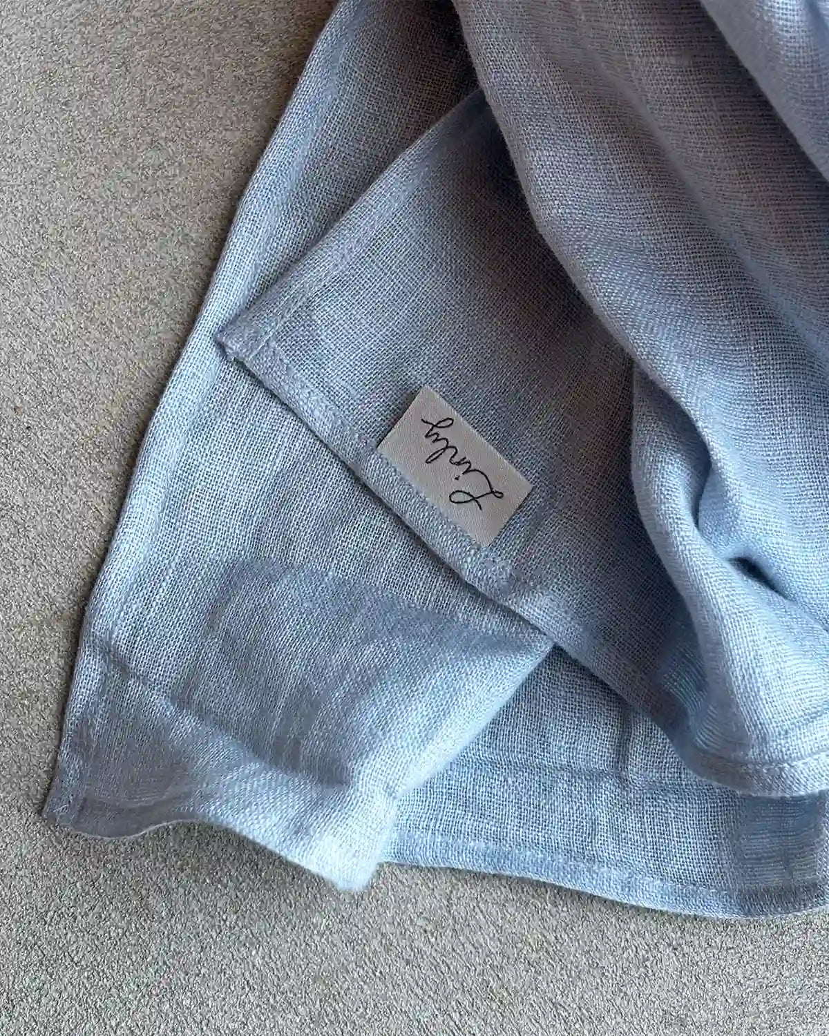 En ljusblå linnesjal