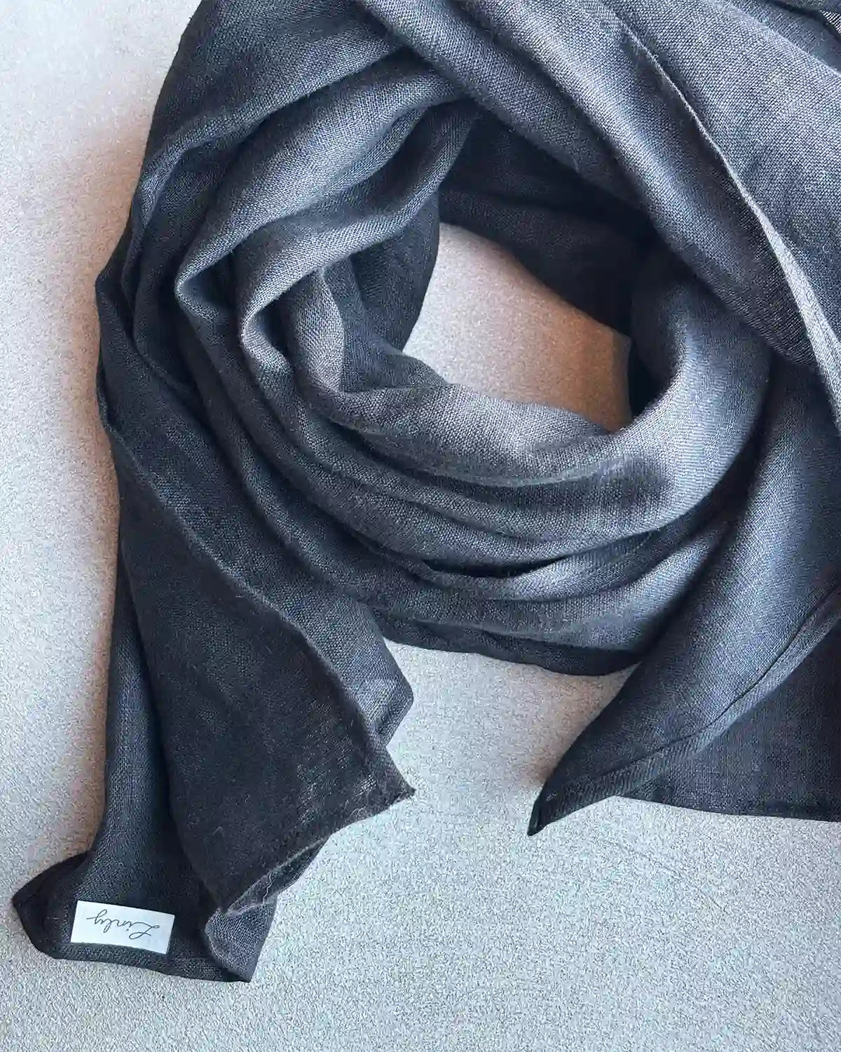 En mörkfärgad linnesjal