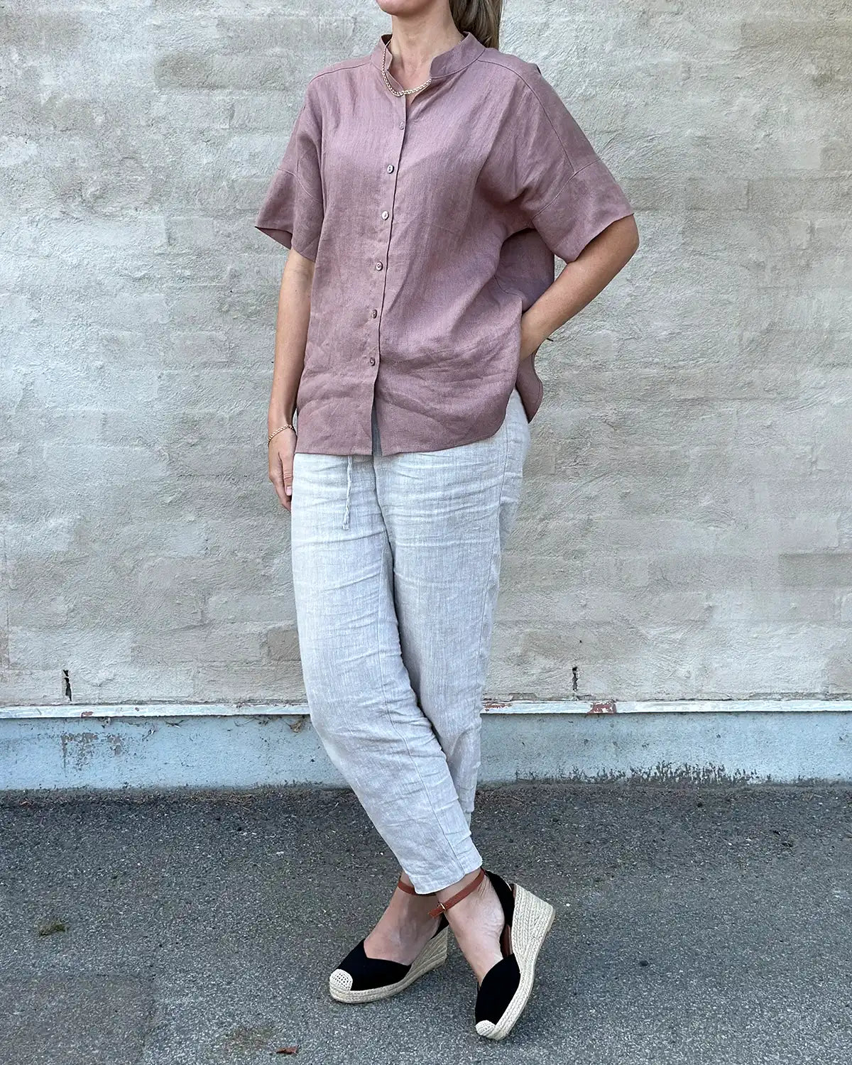 Rosa linneblus i oversized storlek med korta armar