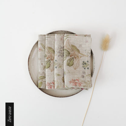 Linneservetter med blommor och blad 