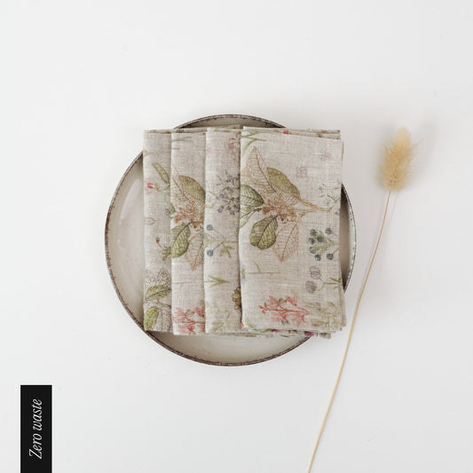 Linneservetter med blommor och blad 