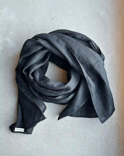 En mörk linnescarfs