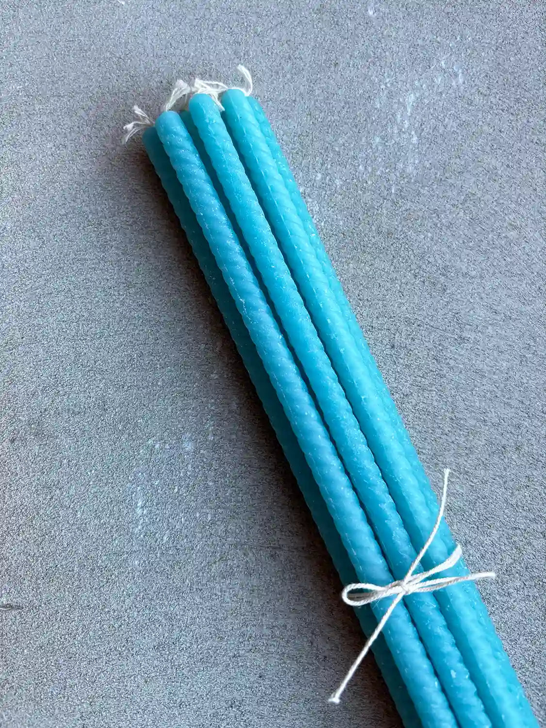 Tvinnade turkosblå ljus