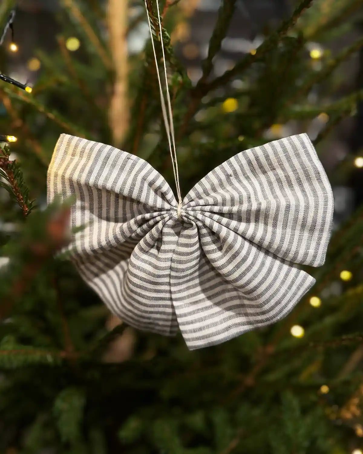 Rosett i linne (Svart randig)