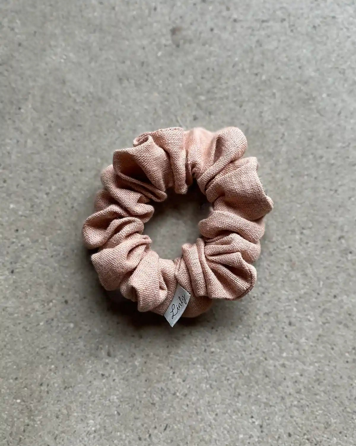 En scrunchie i aprikos