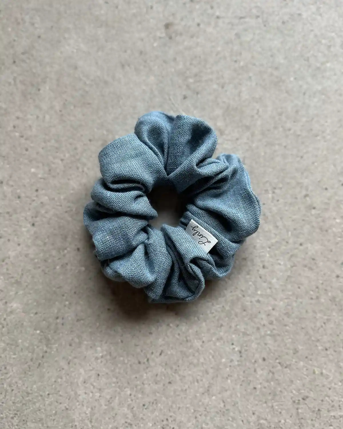 En blå scrunchie i linne