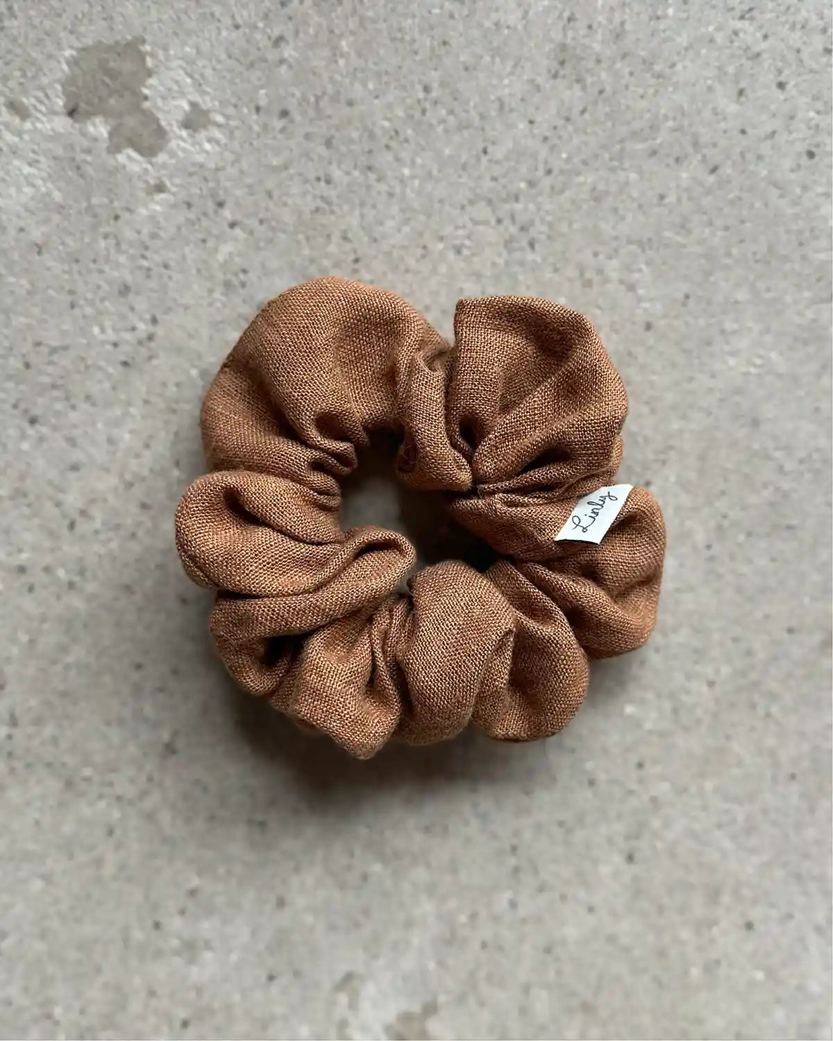 En espressobrun scrunchie i linne