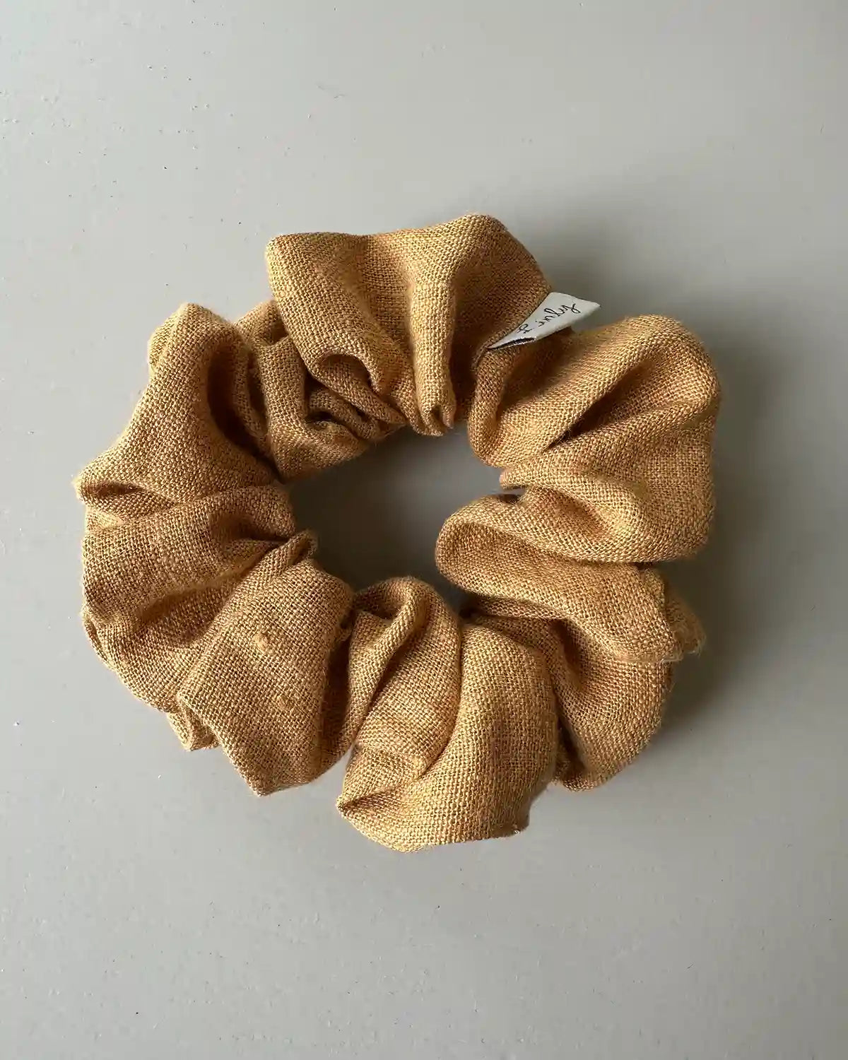 Linnescrunchie i guld.