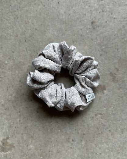 En naturmelerad scrunchie i linne