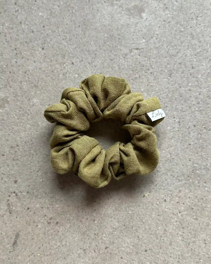 En olivgrön scrunchie i linne