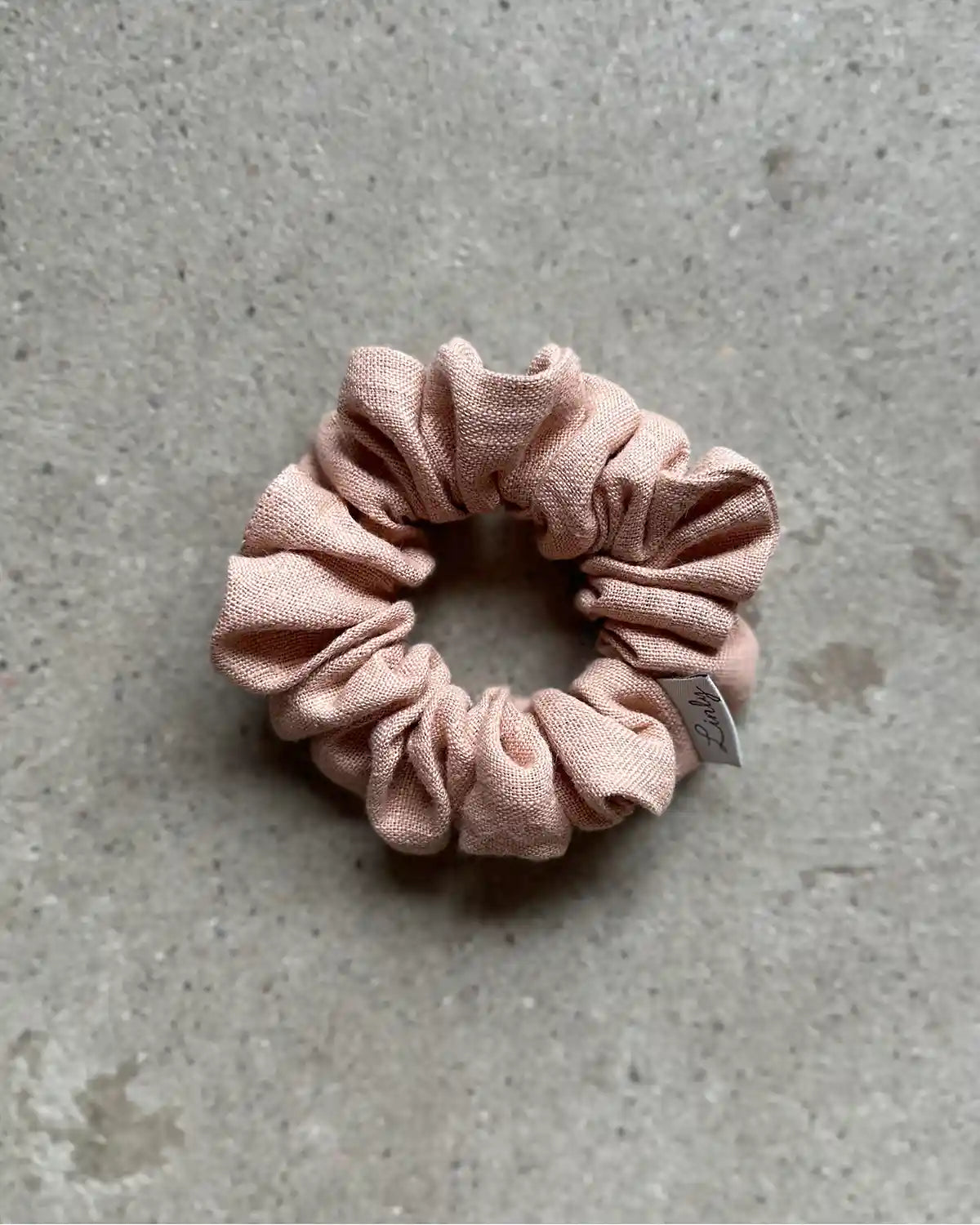 En scrunchie i aprikos