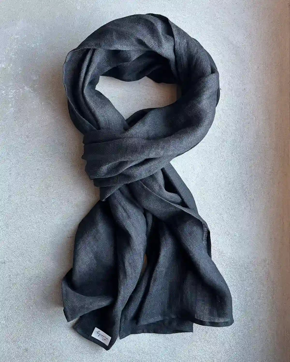 En kolsvart linnesjal