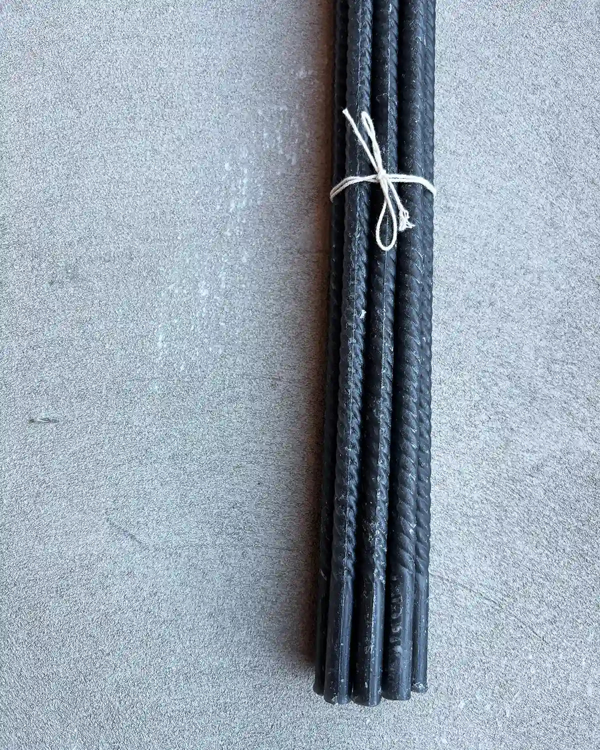 Kolsvarta tunna och twistade ljus 