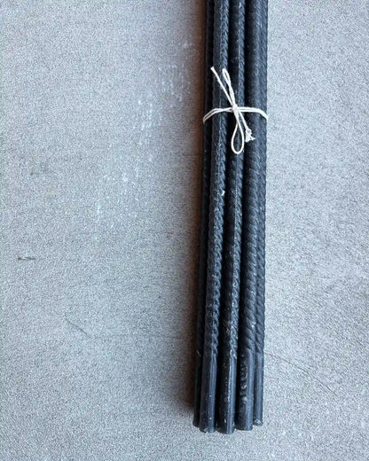 Kolsvarta tunna och twistade ljus 