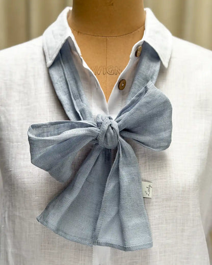 En ljusblå rosettsjal