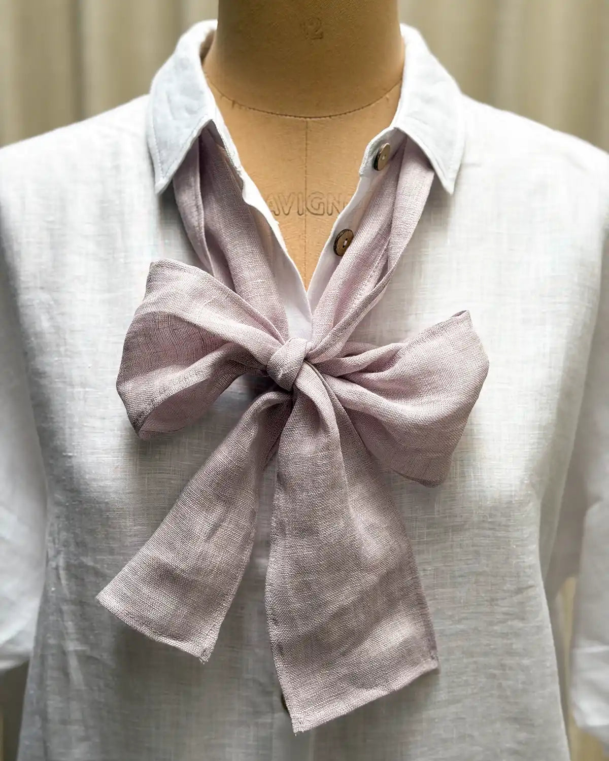 En ljusrosa smal linnesjal