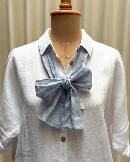 En smal ljusblå linnesjal 