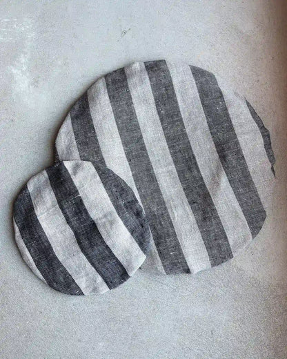 Två skålöverdrag i svart och beige 