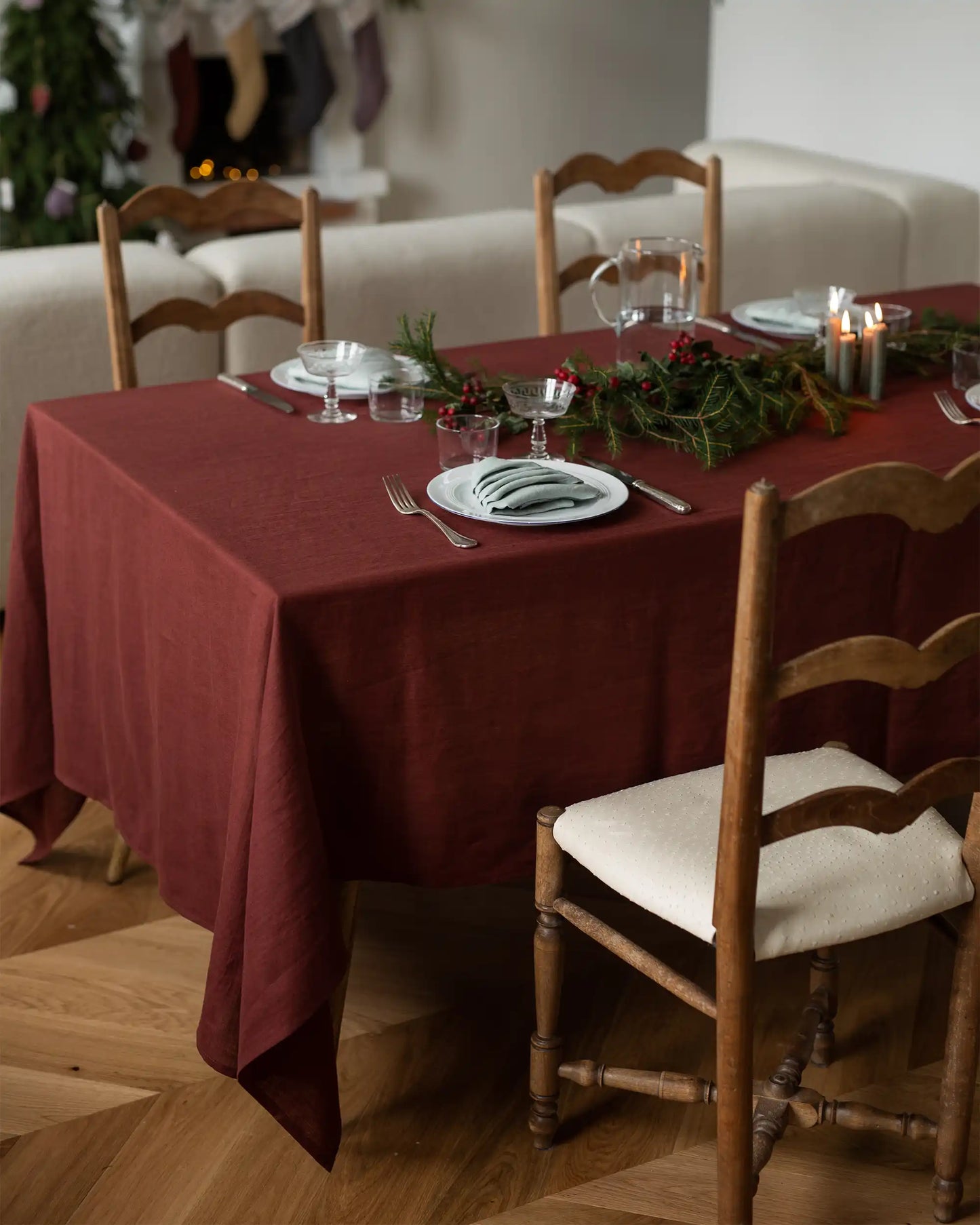 Lång och röd linneduk i mörk nyans från AmourLinen