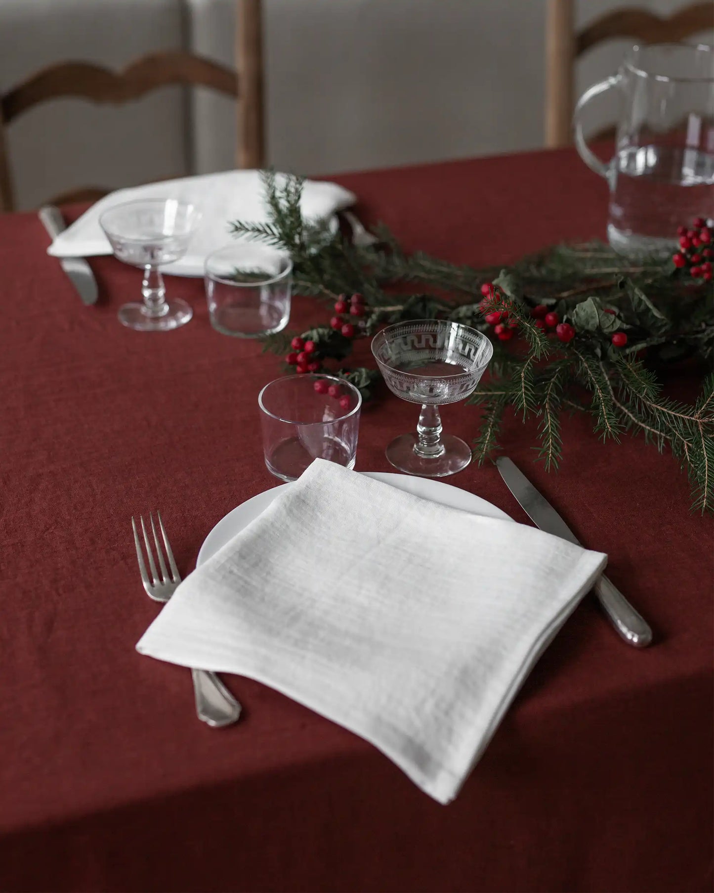 Lång och röd linneduk i mörk nyans från AmourLinen