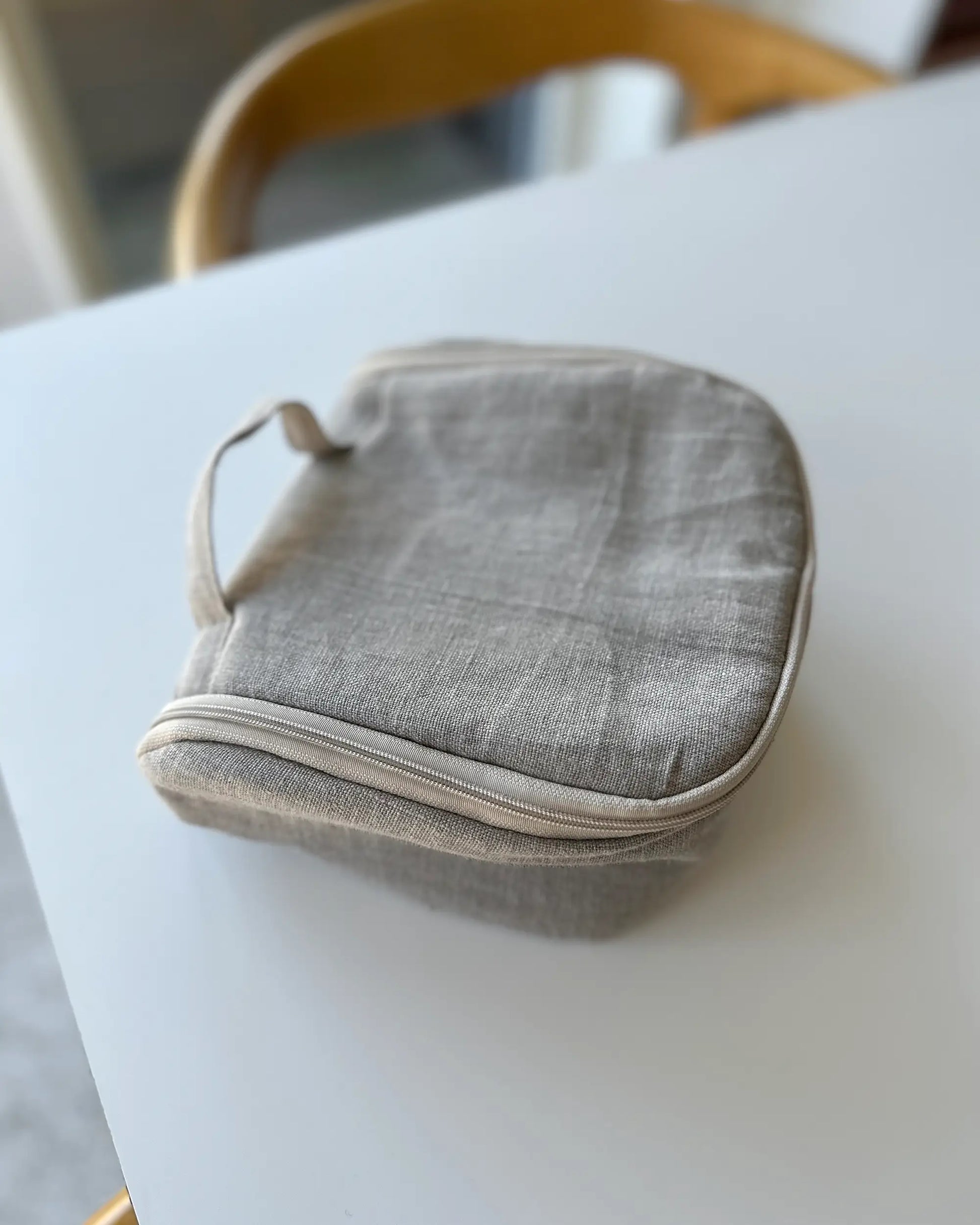 En handsydd necessär i stentvättat beige linnetyg med dragkedja och handtag. 